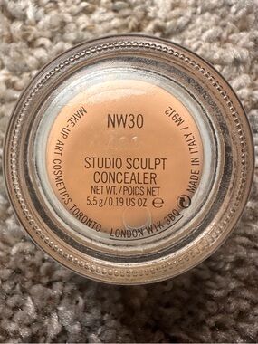 MAC COSMETICS Studio Sculpt Concealer NW30 - Cream Concealer